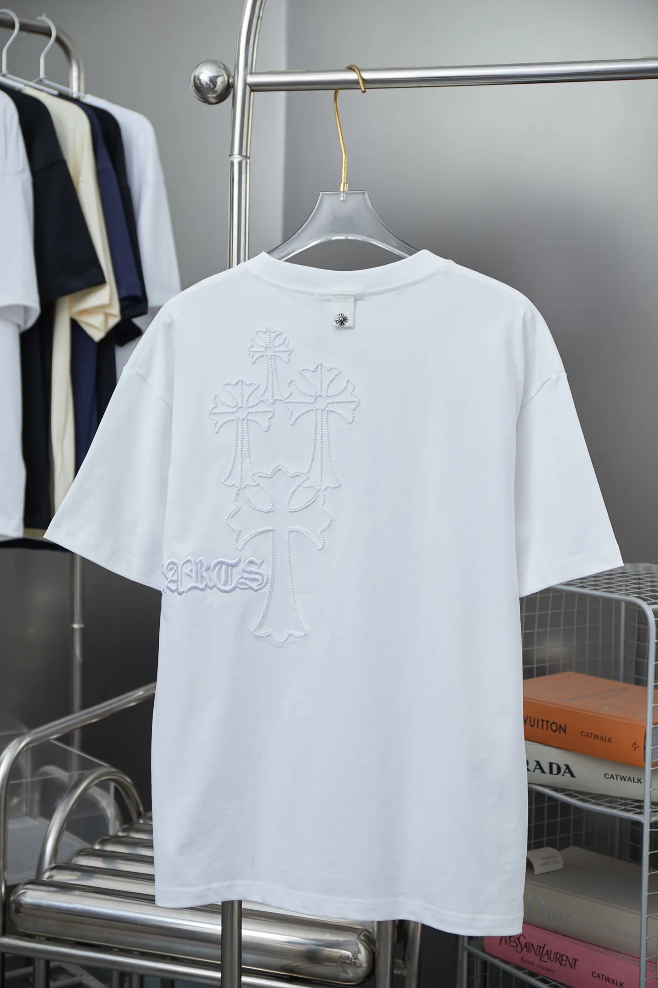 🅿️190 Ch*ome Hearte 25SS early spring new style, appliqué embroidered Crow heart cross short sleeves, light luxury, essential item for daily commuting for men and women, correct version, welcome to compare, detailed features · 320g 100% pure cotton double yarn jersey fabric · Custom dyed in the same vat, special thickened 32 count double strand 1X1 thread · Symmetrical front and rear imported Tajima machine embroidery tatami embroidery ➕ original cloth patch embroidery · Back neck webbing Croxin hardware accessories · Double needle stitching cross-stitching process · Original main mark washed tag brand moisture-proof paper packaging Color: black/white/grey Size: S/M/L/XL
